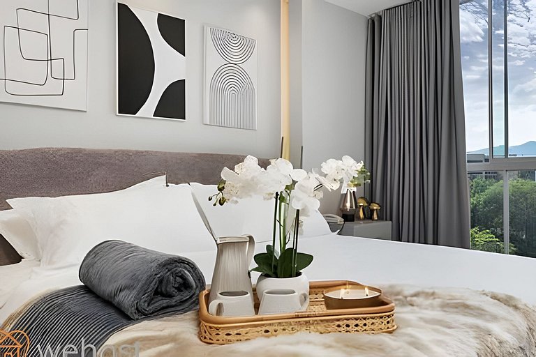 Chic 1BR • Luxury, Pool, Gym • Steps from Provenza