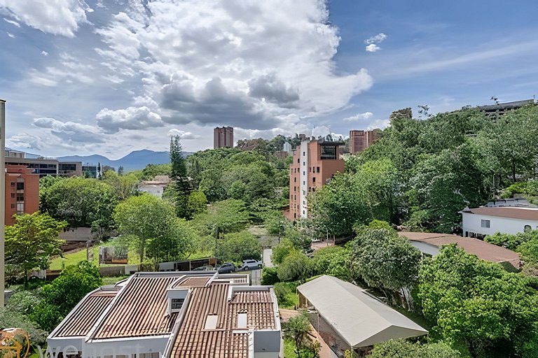 Chic 1BR • Luxury, Pool, Gym • Steps from Provenza