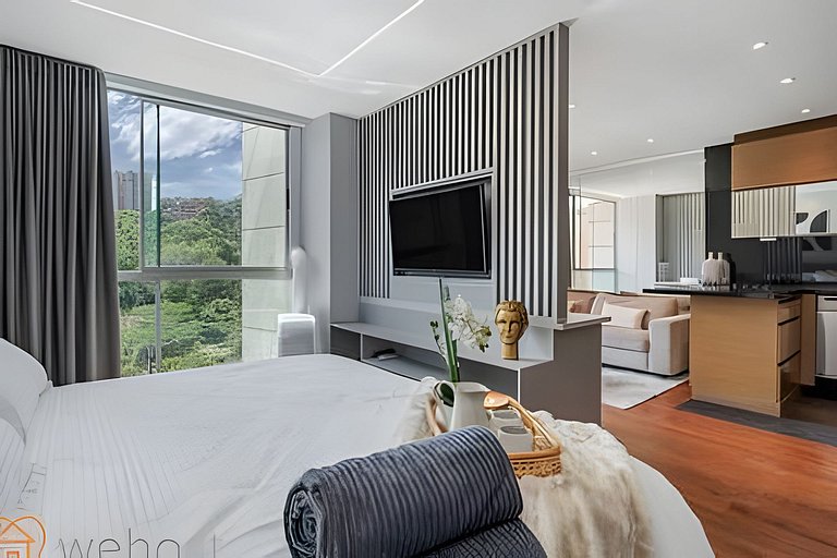 Chic 1BR • Luxury, Pool, Gym • Steps from Provenza