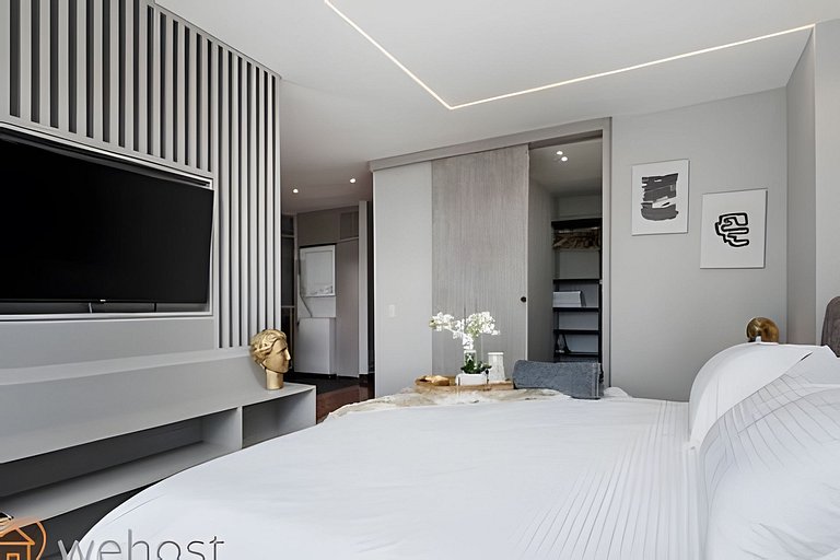 Chic 1BR • Luxury, Pool, Gym • Steps from Provenza