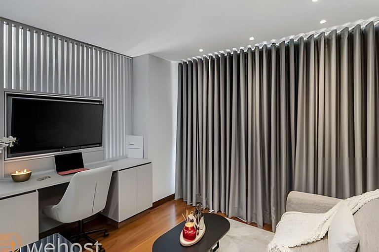 Chic 1BR • Luxury, Pool, Gym • Steps from Provenza