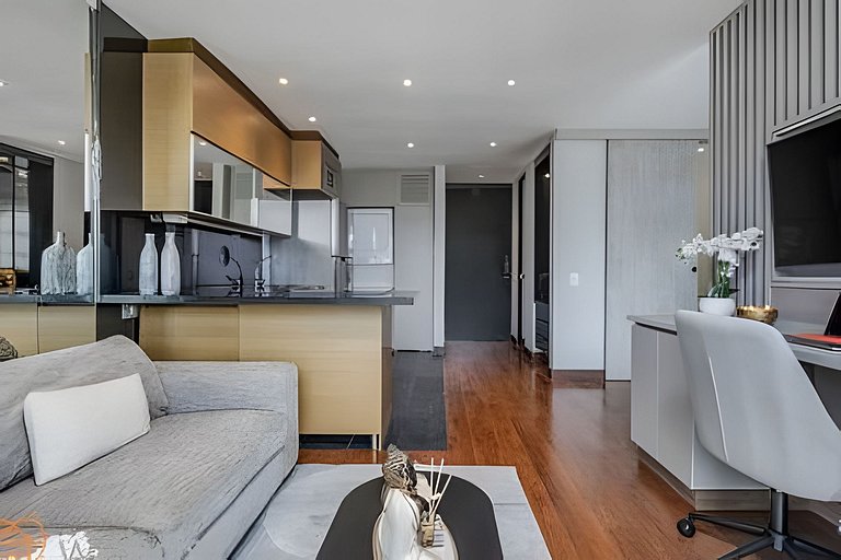 Chic 1BR • Luxury, Pool, Gym • Steps from Provenza