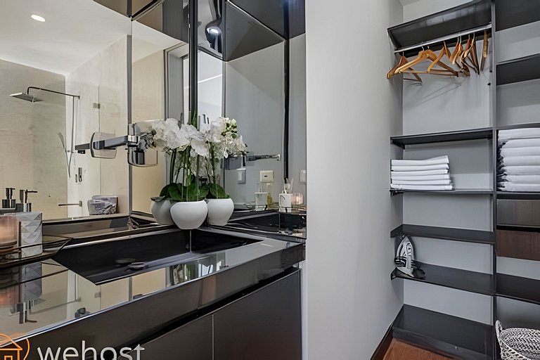 Chic 1BR • Luxury, Pool, Gym • Steps from Provenza