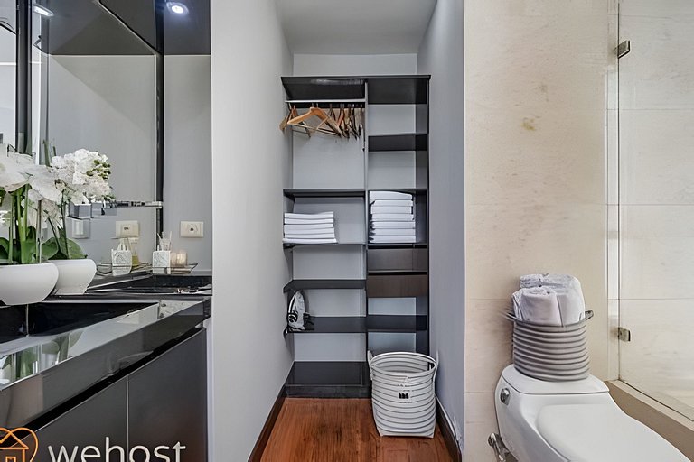 Chic 1BR • Luxury, Pool, Gym • Steps from Provenza