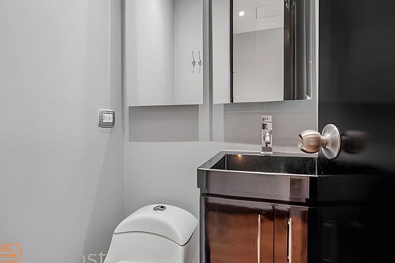 Chic 1BR • Luxury, Pool, Gym • Steps from Provenza